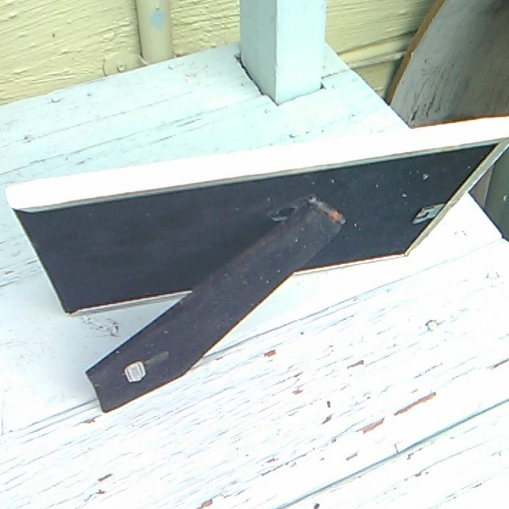 Distressed White Photo Frame with shell - Picture 2 of 5